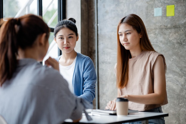 Groepen mensen verzamelden zich in de vergaderruimte, ze hadden een brainstormvergadering en planningsvergaderingen om het groei- en winstbeheer van het bedrijf van de nieuwe generatie te beheren