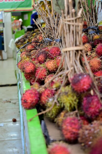 Foto groepen rambutanvruchten in een supermarktdoos