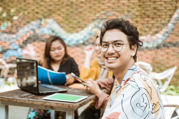 Groepen tieners leren samen om te werken aan college-opdrachten