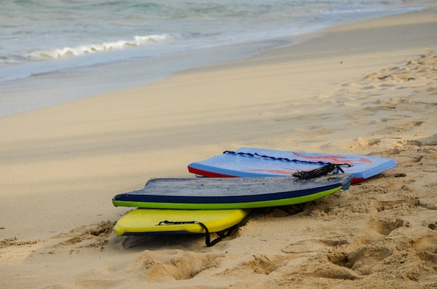 Groepering van 3 boogieboards op waimanalo beach in oahu, hawaii