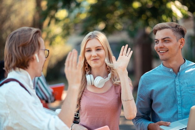 groepsgenoten die hun hand opsteken en elkaar een high-five geven