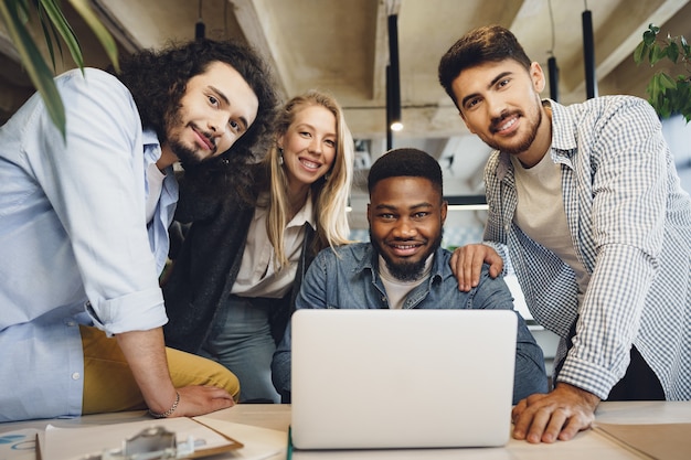 Groepskantoorportret van vrolijke diverse collega's