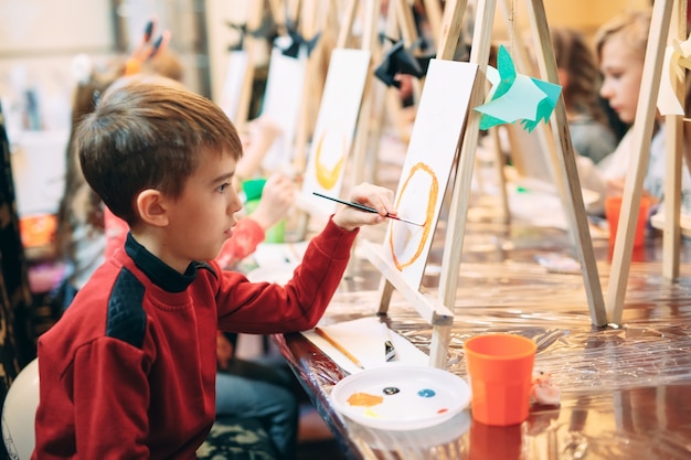 Groepsles tekenen. Kinderen leren tekenen in de klas.