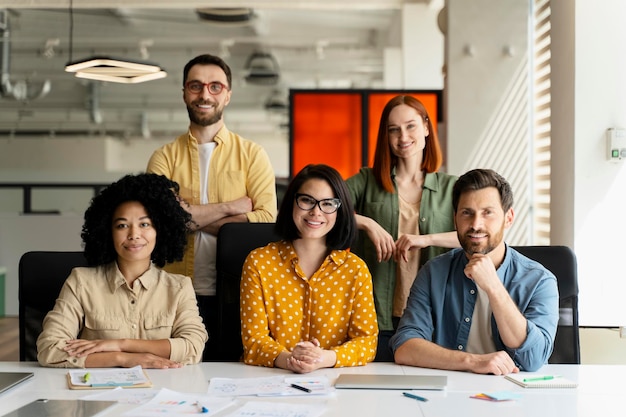 Foto groepsmensen uit het bedrijfsleven ontmoeten planning of samenwerking op de werkplek mensen uit het bedrijfsleven ontmoeten elkaar