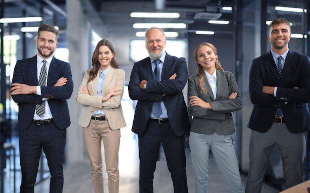 Groepsportret van een professioneel commercieel team dat vol vertrouwen naar de camera kijkt.