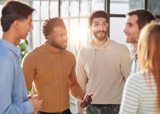 Foto groepsportret van een professioneel zakenteam dat een discussie voert in de lobby van het kantoor