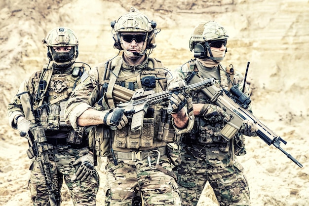 Groepsportret van elite-leden van het amerikaanse leger, militairen van particuliere militaire bedrijven, strijders van het antiterroristische squadron die samen met geweren staan. wapenbroeders, strijders van oorlogsconflicten, gelukssoldaten