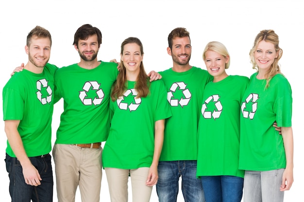 Groepsportret van mensen die de t-shirts van het recyclingssymbool dragen