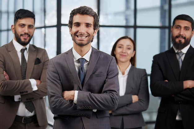 Groepsportret van vier succesvolle jonge zakenmensen team van gelukkige zelfverzekerde zakenmensen