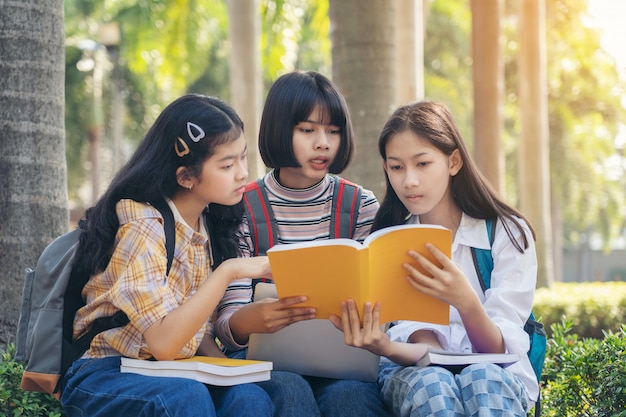 Groepsstudent jongeren en onderwijs leesboek in stadspark