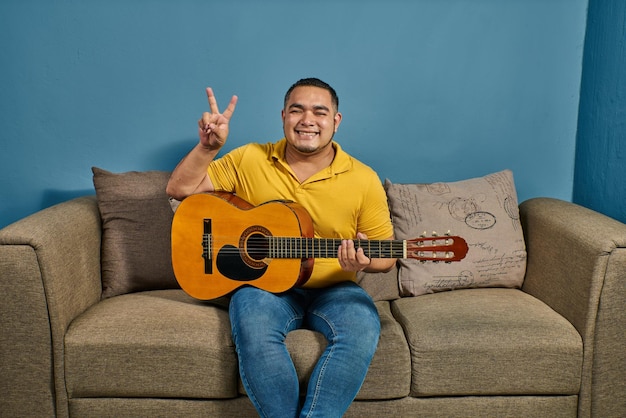 Groet medestudenten in de online gitaarles waar ze gitaar- en zangles geven