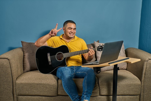 Groet medestudenten in de online gitaarles waar ze gitaar- en zangles geven