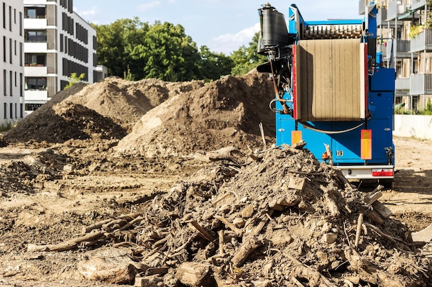 Grond- en verbrijzelingswerken tussen grondstapels Vuilnis en grondstapel op de bouwplaats sorteren