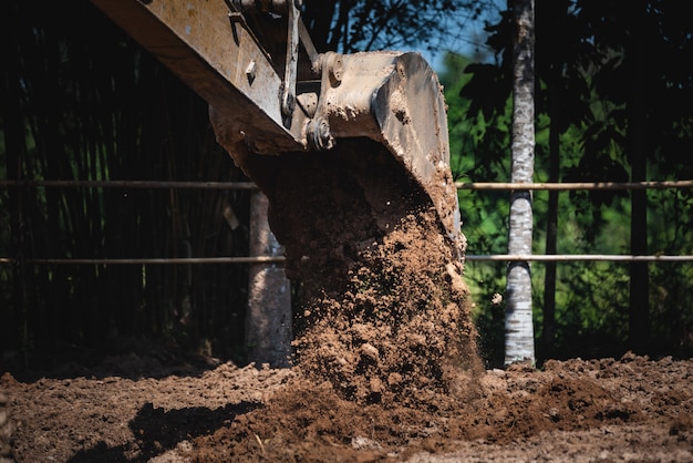 Grond graven met grote machines graafmachines werken om de grond te graven, een vijver te graven of een grote infrastructuur aan te leggen. funderingswerken op de grond en openbare werken