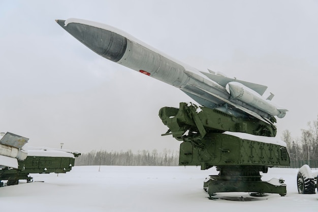 Grond-luchtraketten op sneeuw in de winter. Luchtafweer. verdedigingssysteem. raketten in het winterbos