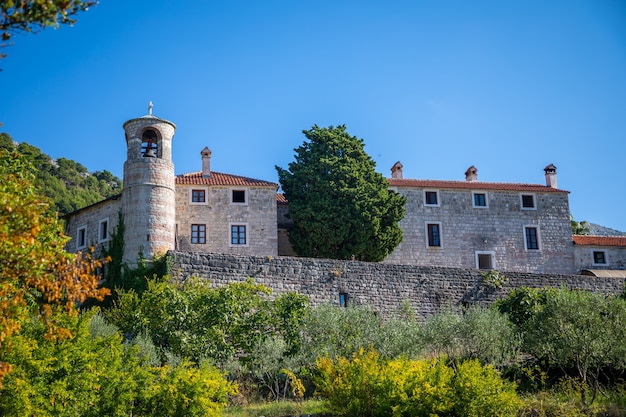 Grondgebied van klooster podmaine of podostrog budva montenegro