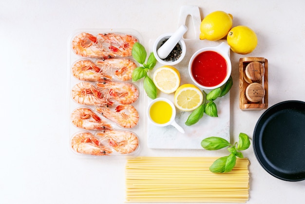 Grondstoffen voor het koken: Garnalen garnalen Italiaanse spaghetti