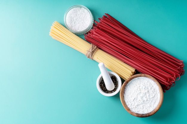 Grondstoffen voor het koken van pasta