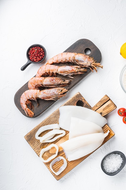 Grondstoffen voor paella met zeevruchten op witte achtergrond, bovenaanzicht, voedselfoto.