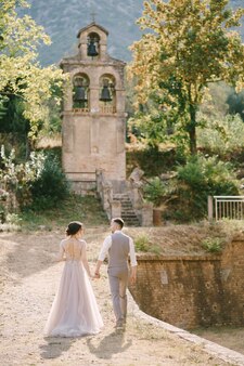Lo sposo e la sposa si recano in una piccola cappella nel giardino di un'antica villa