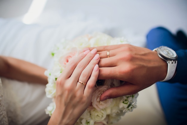 Mani con gli anelli, vista delle spose dello sposo del primo piano.