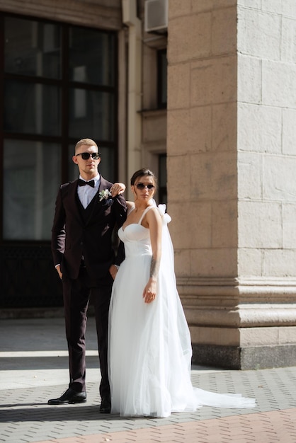 Жених в коричневом костюме и невеста в белом платье