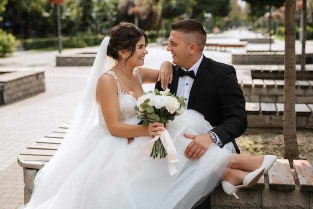 Foto lo sposo in abito marrone e la sposa in abito bianco