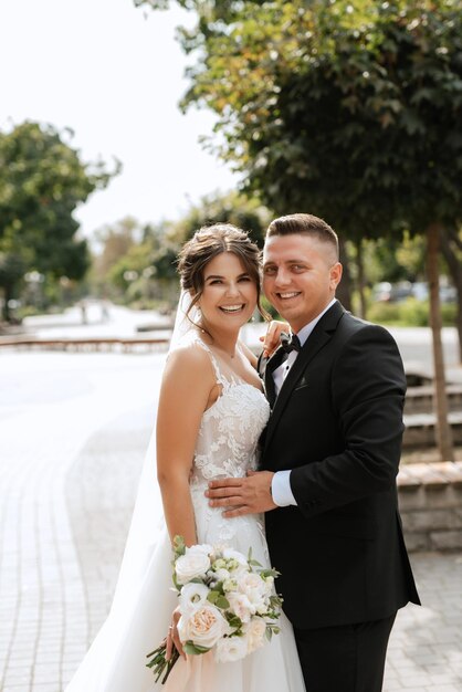 Photo the groom in a brown suit and the bride in a white dress