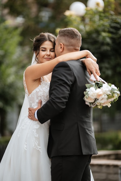 Foto lo sposo in abito marrone e la sposa in abito bianco