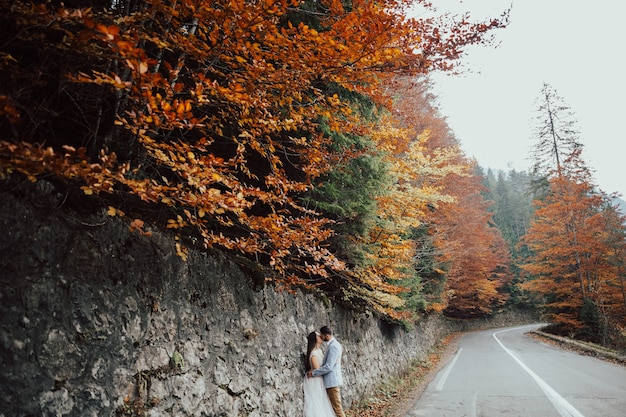 Lo sposo abbraccia dolcemente la sua bella sposa.