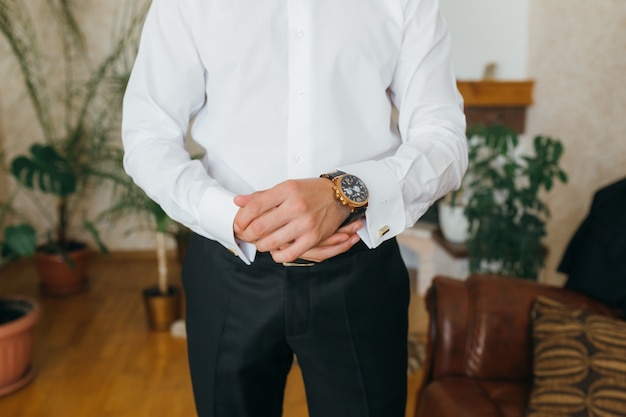 The groom gets a shirt in the wedding morning.