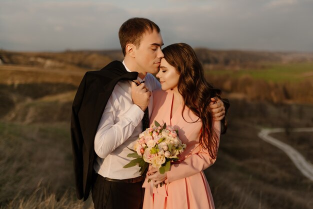 Foto lo sposo bacia la sposa sulla fronte