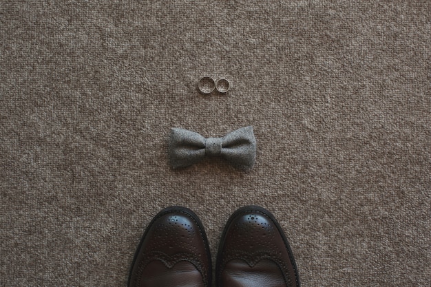 新郎の朝。結婚式のアクセサリー。靴、ネクタイ、リング。