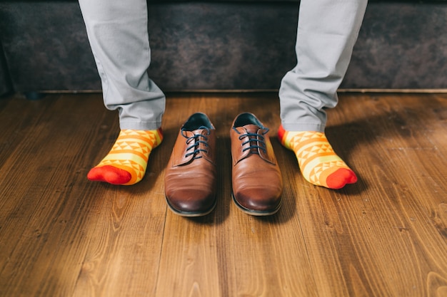 Photo the groom sits shoes.