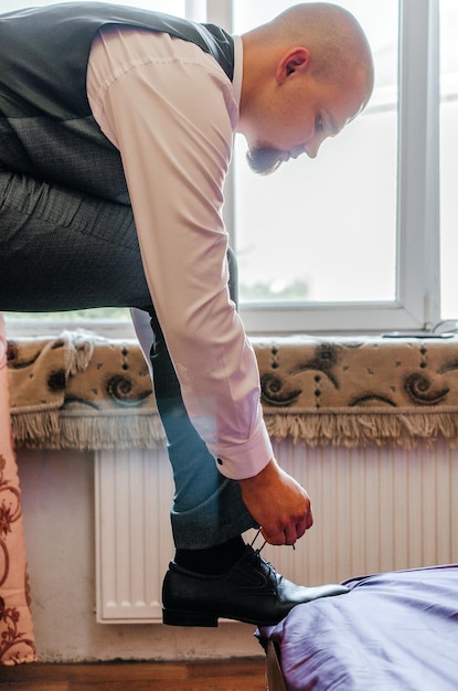 The groom wears black shoes