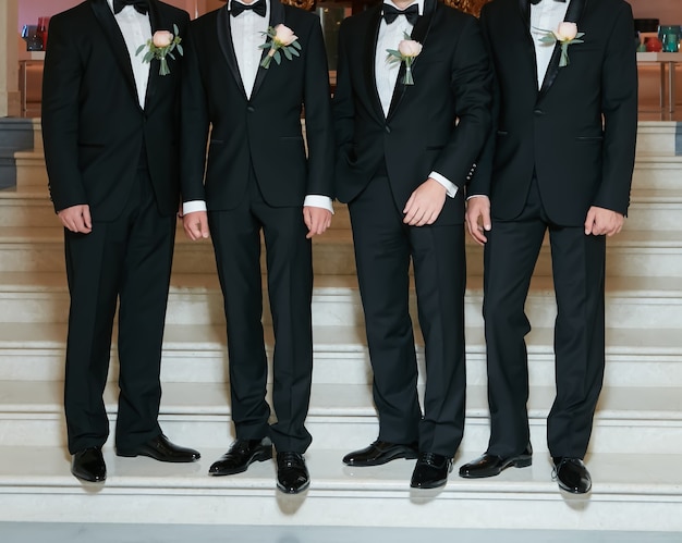 Sposo con l'uomo migliore e groomsmen al matrimonio.