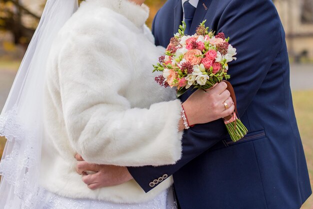 Жених с невестой и букетом цветов