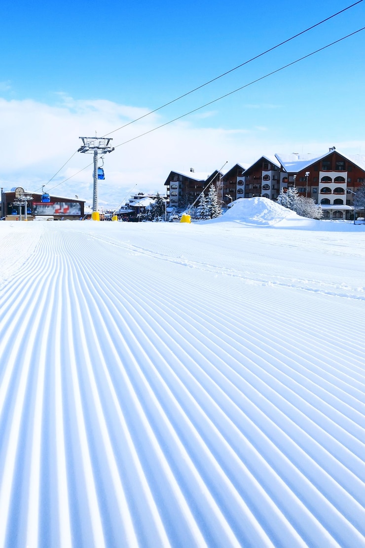 Photo groomed snow at bansko ski slope bulgaria