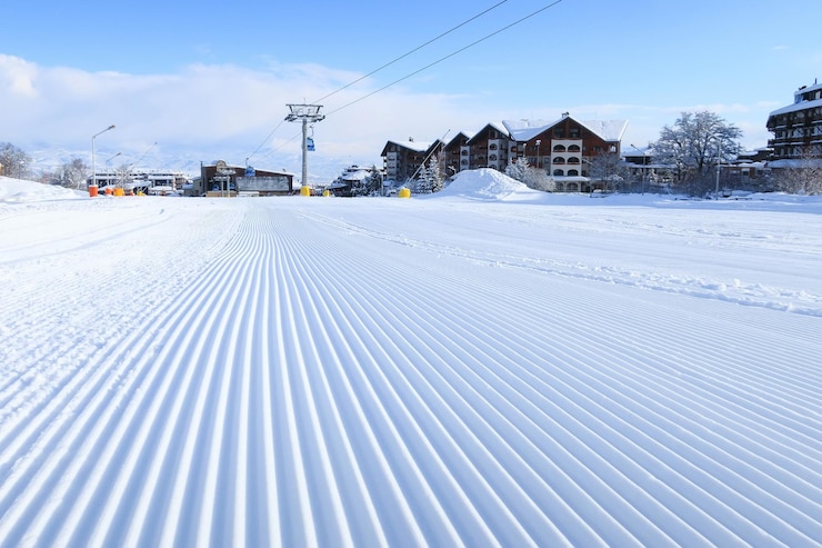 Photo groomed snow at bansko ski slope bulgaria