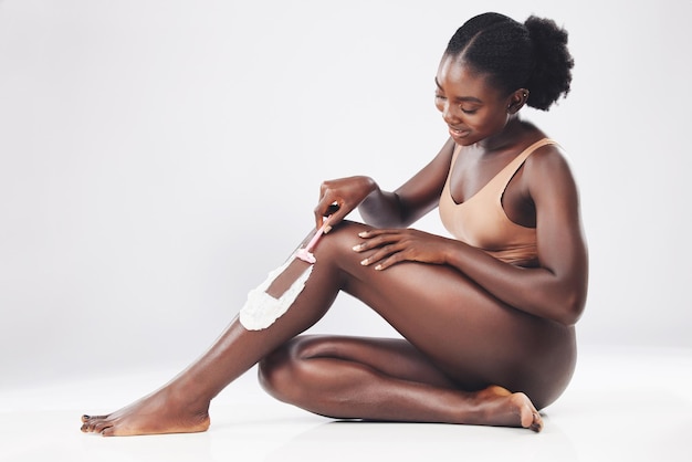 몸의 위생과 피부 청소로 바쁜 흑인 여성 모델 면도 크림 제모와 케냐에서 온 사람의 아름다움 화장품과 웰빙은 로션과 비누로 면도하고 관리합니다.
