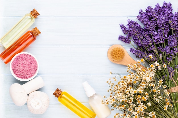 Foto prodotti per la toelettatura e bouquet di lavanda fresca sul fondo della tavola in legno bianco.