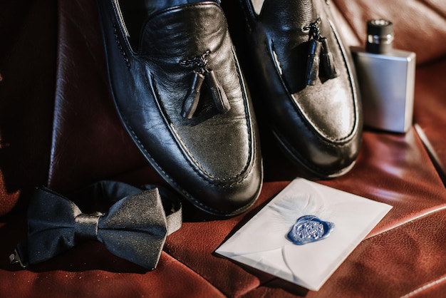 Foto accessori da sposo per fedi nuziali scarpe papillon e bouquet al mattino