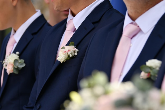 Друзья жениха на свадьбе одеты одинаково