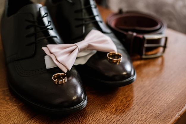 Photo grooms shoes with bouquet, rings and wedding accessories