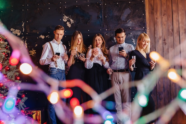 Groot bedrijf viert een nieuw jaar met glazen champagne met telefoonsmanie