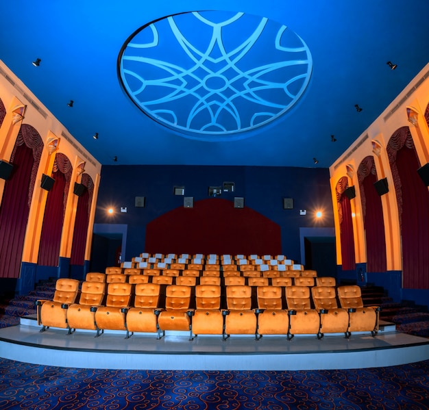Groot bioscooptheater met lege stoel filmstoelen.