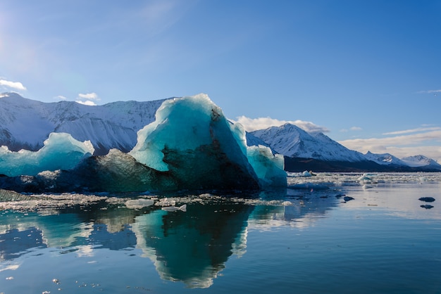 Groot blauw stuk ijs in de arctische zee