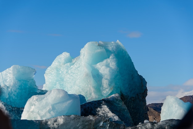 Groot blauw stuk ijs in de Arctische zee