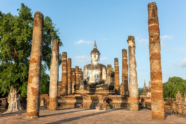 Groot boeddhabeeld in Thailand als toeristische bestemming.