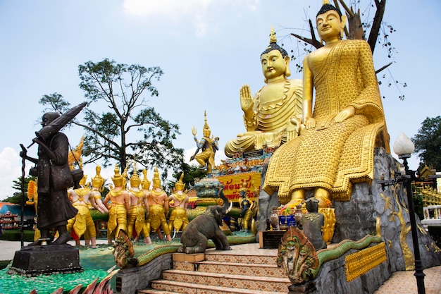 Groot boeddhabeeld van wat maniwong voor thaise mensen reizen bezoek en respect bidden zegen heilige aanbidding mystiek in mani wong tempel in nakhonnayok stad op 6 september 2022 in nakhon nayok thailand